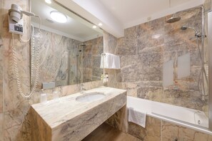 Bañera con ducha, artículos de tocador ecológicos, secador de pelo