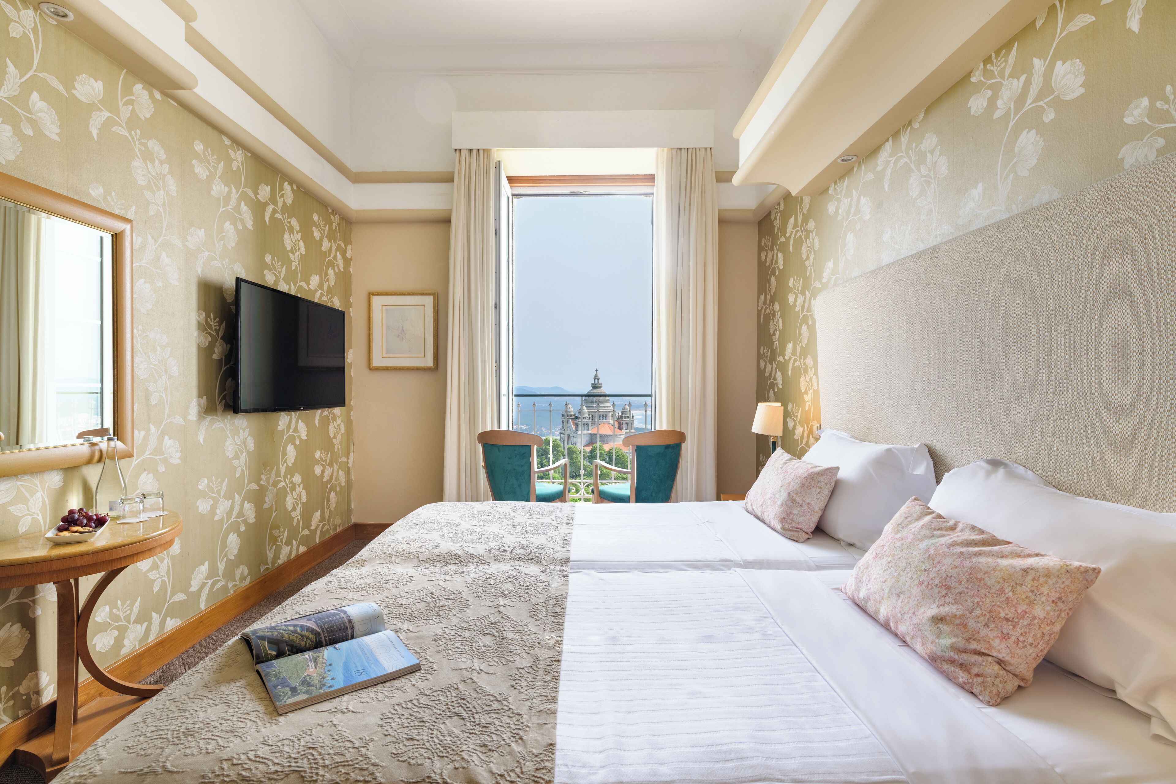 superior room, balcony | 1 bedroom, minibar, in-room safe, desk