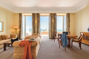 Minibar, caja de seguridad en la habitación y escritorio