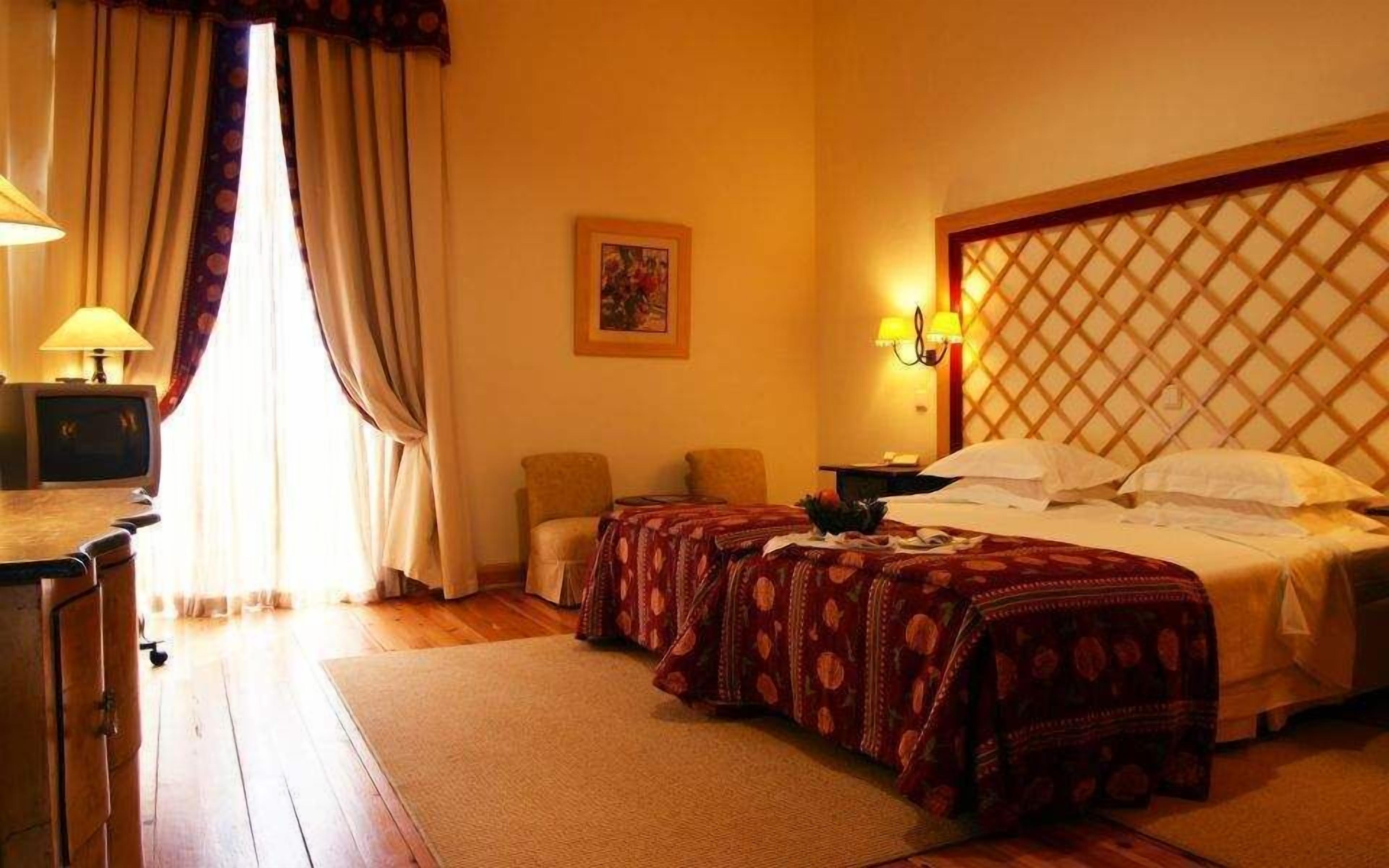 Minibar, in-room safe