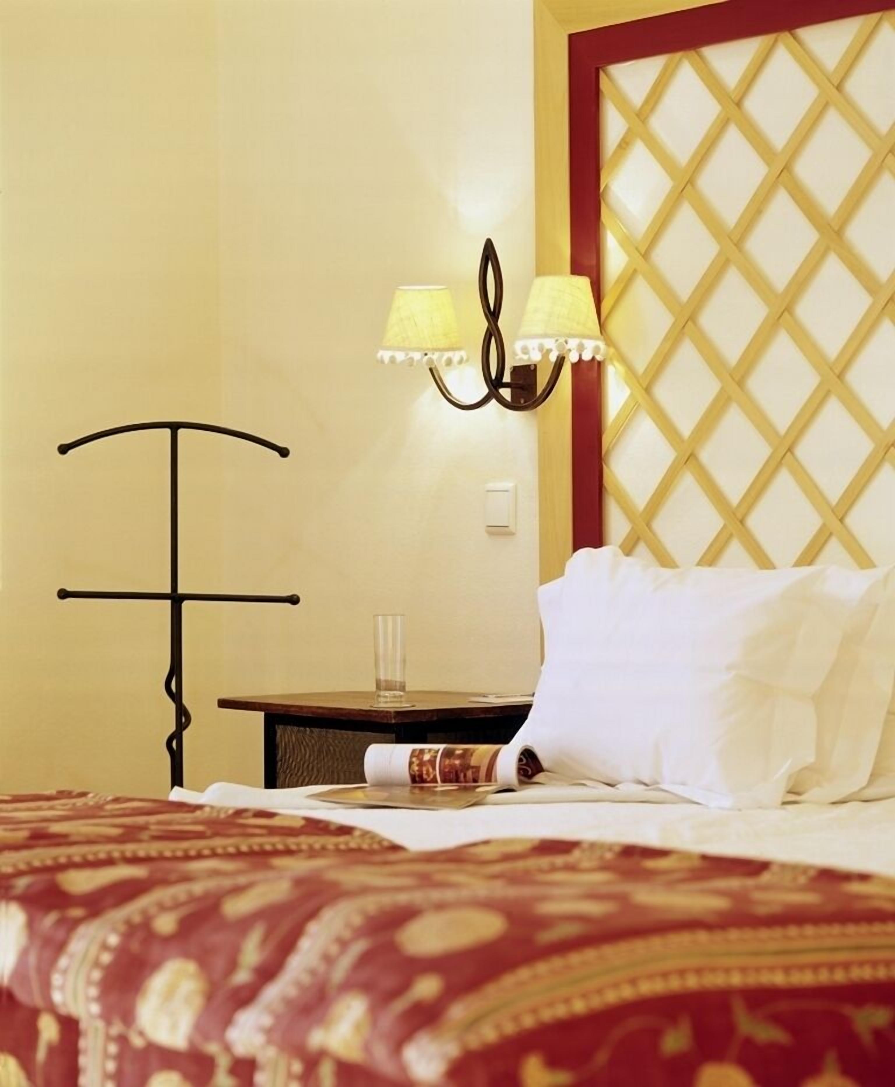 Minibar, in-room safe