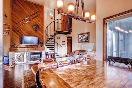 Apartamento, 2 habitaciones (1 Bath) | Zona de estar | Una televisión. Forest Condominiums by Vail Resorts