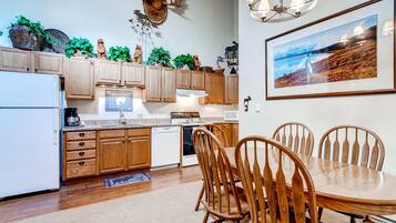 Apartamento, 1 habitación | Zona de estar | Una televisión