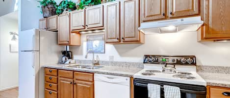 Condo, 1 Bedroom (Forest) | Private kitchen