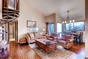 Apartamento Premier, 2 habitaciones, 2 baños (Forest) | Zona de estar | Una televisión