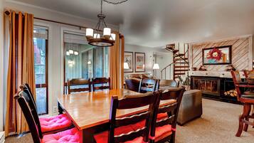 Condo, 3 Bedrooms, 2 Bathrooms | Dining room
