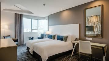 Værelse - 1 kingsize-seng - ikke-ryger - delvis havudsigt | 1 soveværelse, pengeskab på værelset, skrivebord