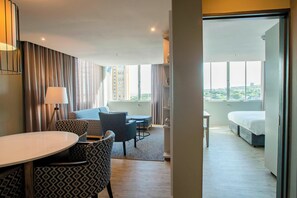 Suite, 1 soverom, delvis havutsikt | 1 soverom, safe på rommet, skrivebord og skrivebord for bærbar PC
