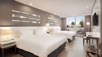 Værelse - 1 kingsize-seng - ikke-ryger - delvis havudsigt | 1 soveværelse, pengeskab på værelset, skrivebord