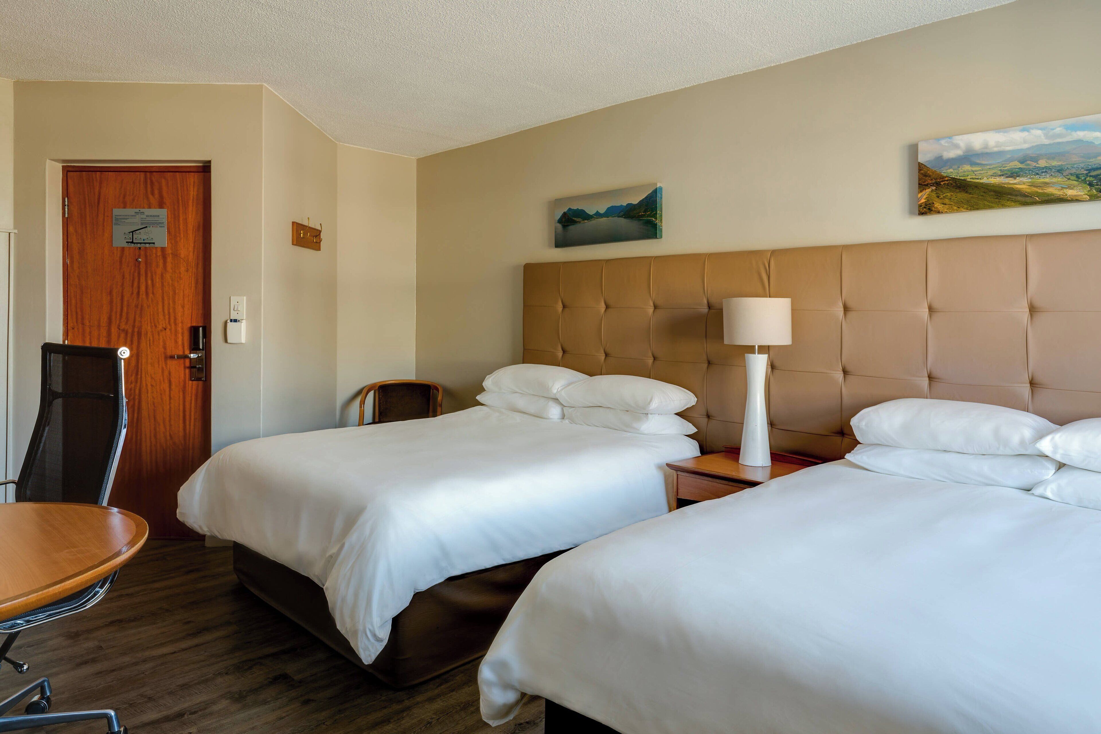 Minibar, coffres-forts dans les chambres, bureau