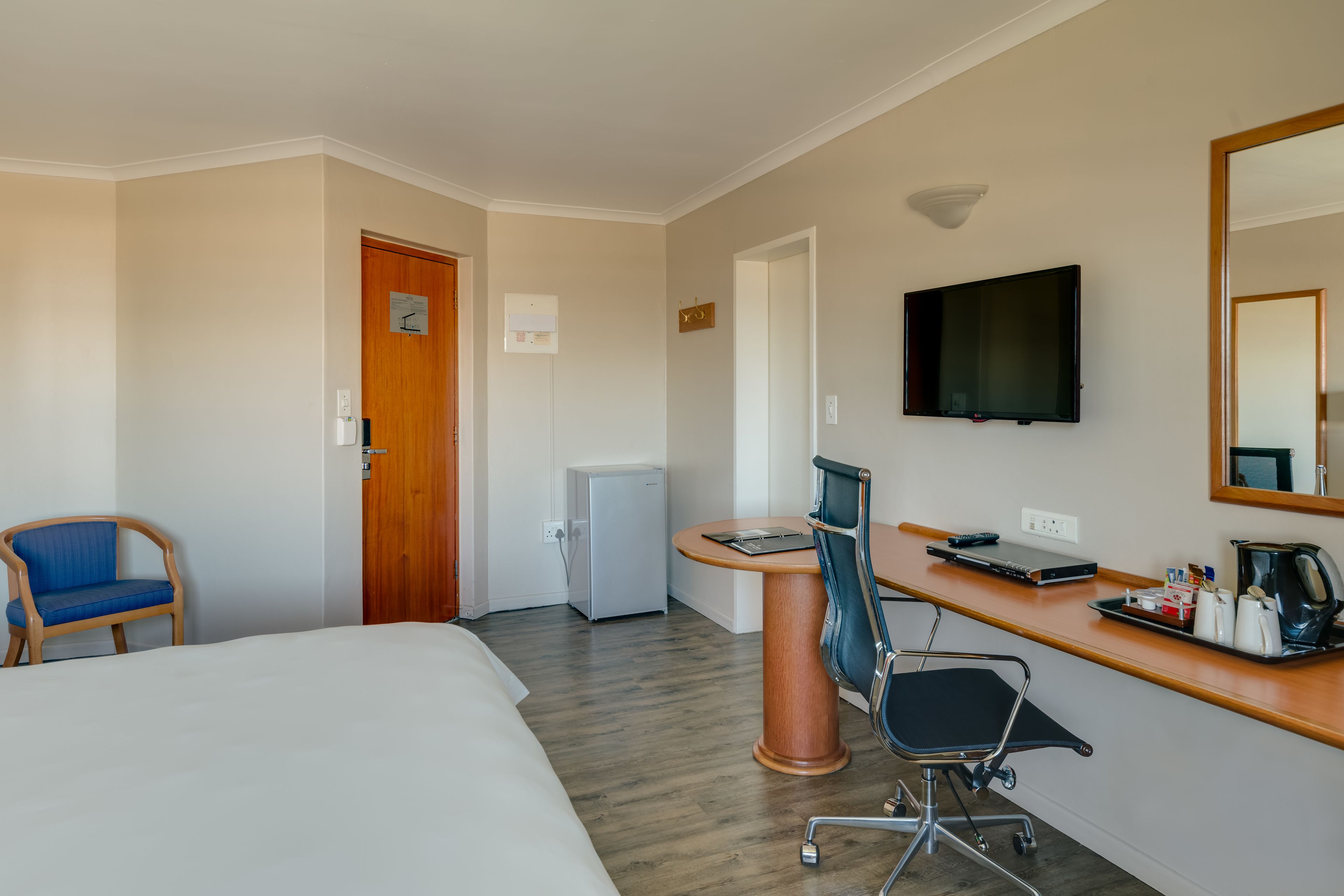 room, 2 double beds, non smoking, garden view | minibar, in-room safe, desk, iron/ironing board