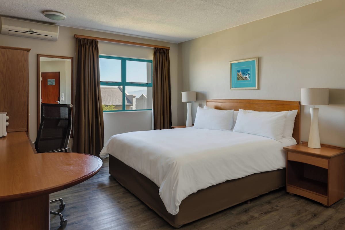 Room, 1 King Bed, Non Smoking, Garden View | Minibar, in-room safe, desk, iron/ironing board