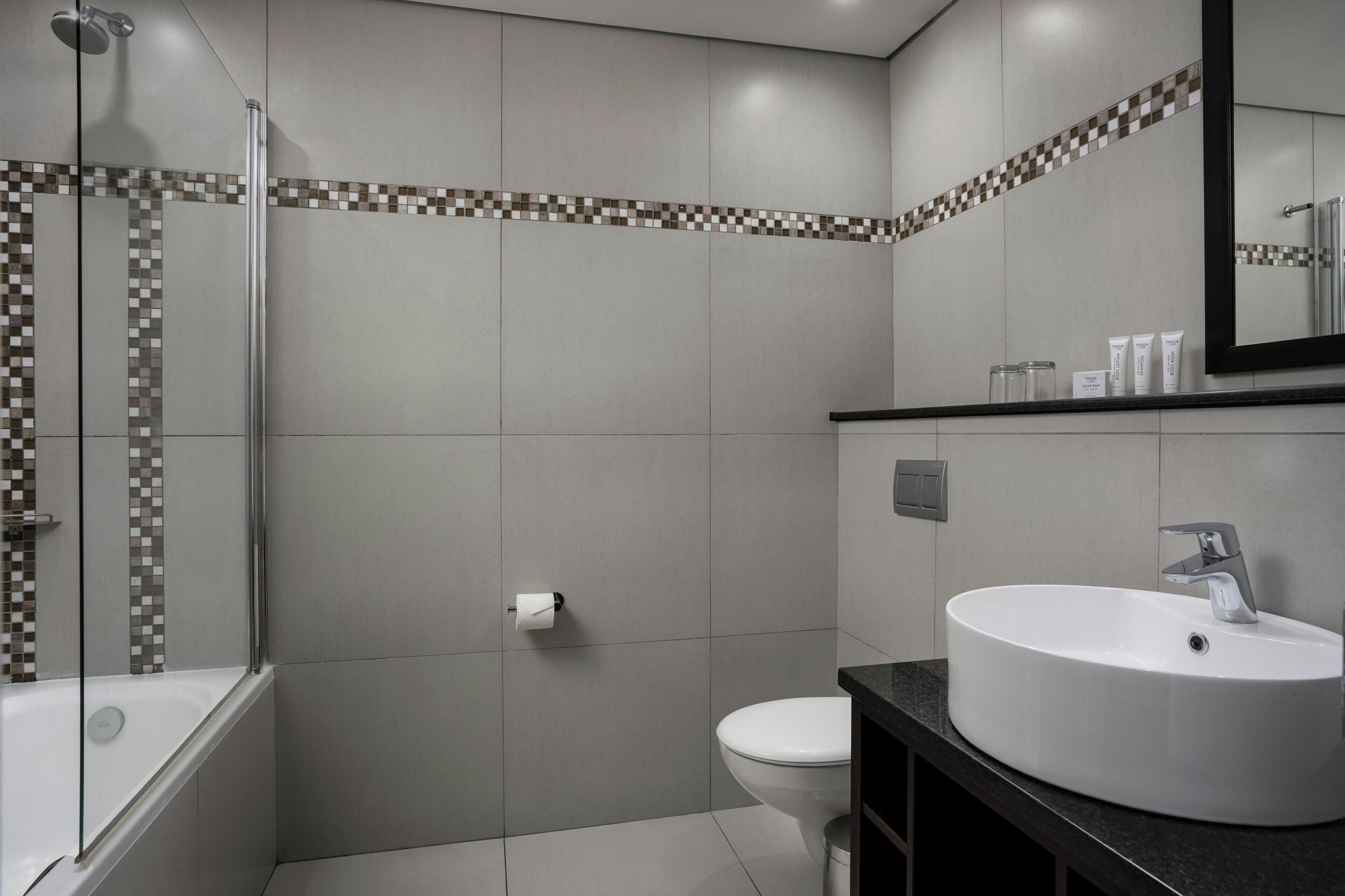 Combined shower/tub, free toiletries, hair dryer, towels