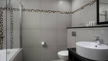 Combined shower/tub, free toiletries, hair dryer, towels