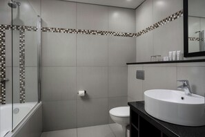 Ensemble douche/baignoire, articles de toilette gratuits, sĂšche-cheveux