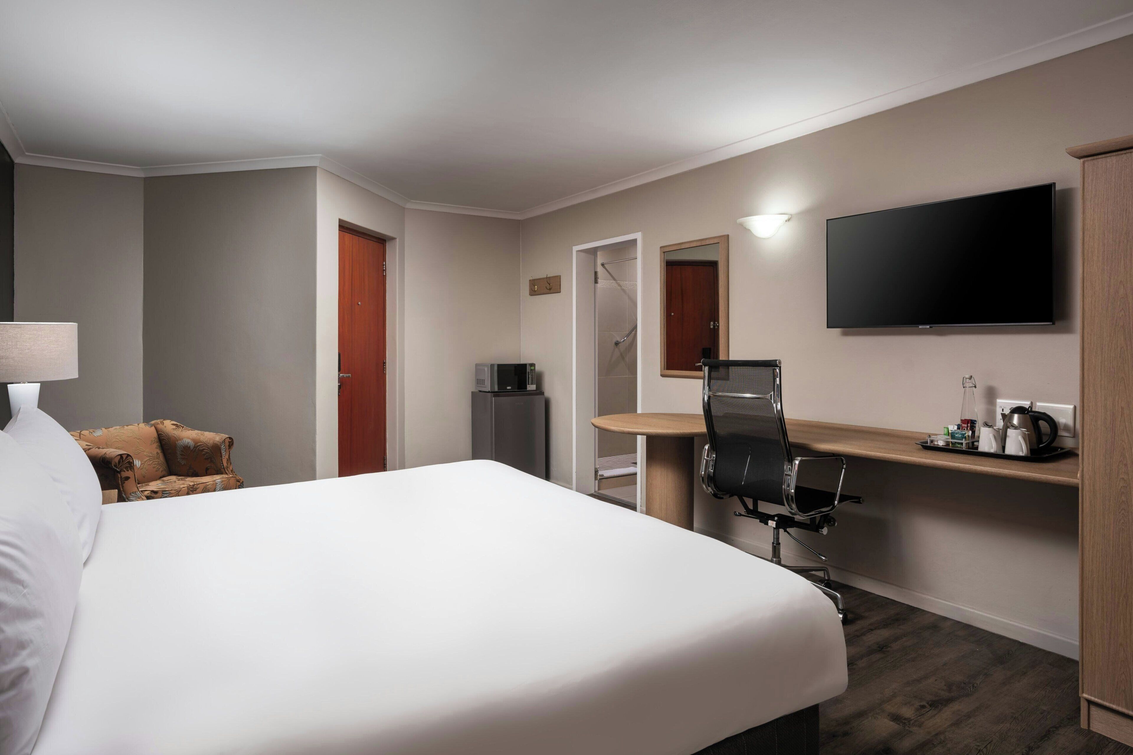 Room, 1 King Bed, Garden View | Minibar, in-room safe, desk, iron/ironing board