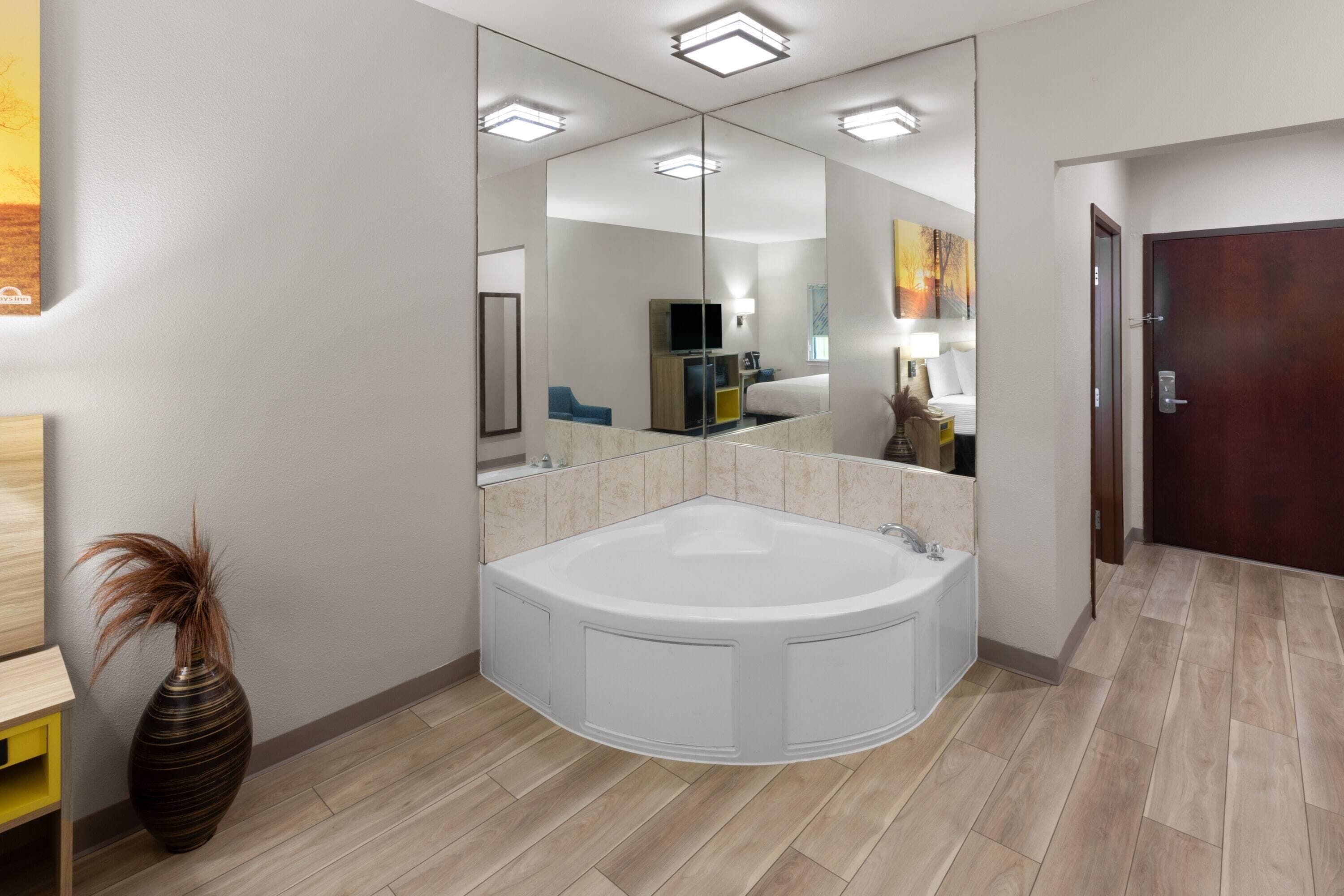 deluxe room, 1 king bed, non smoking | jetted bathtub