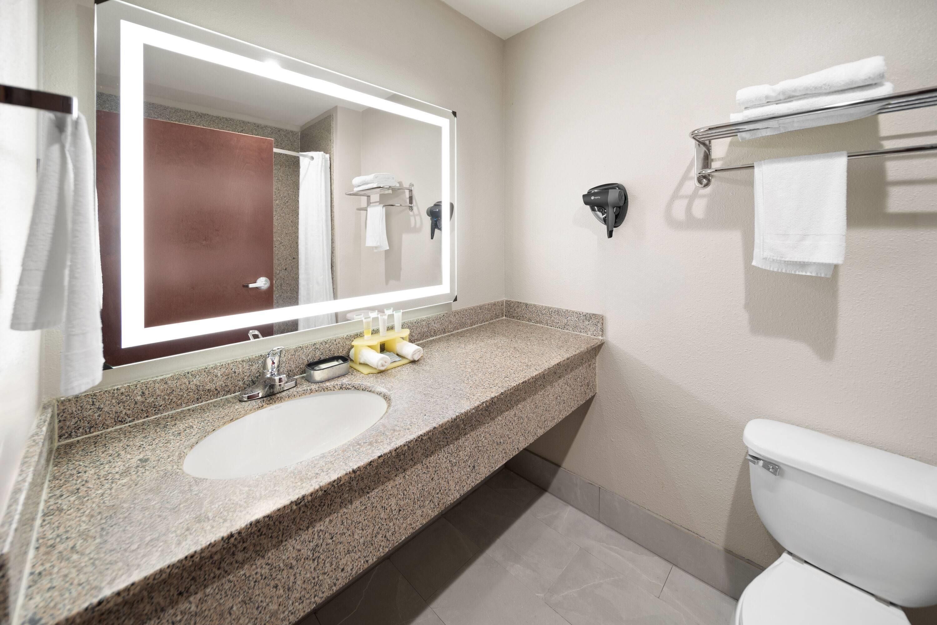 Photo - Days Inn & Suites by Wyndham Sam Houston Tollway