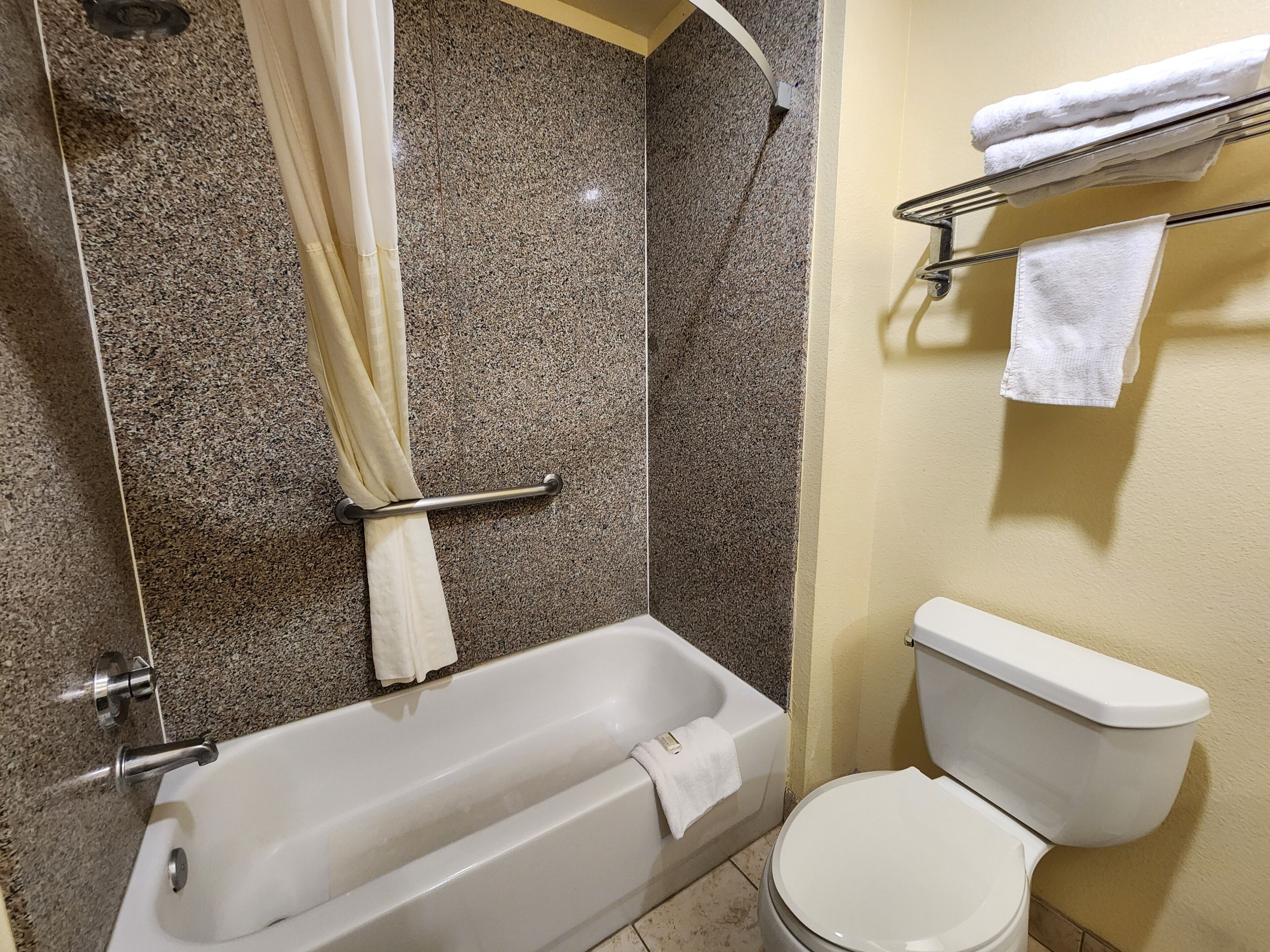 combined shower/bathtub, hair dryer, towels