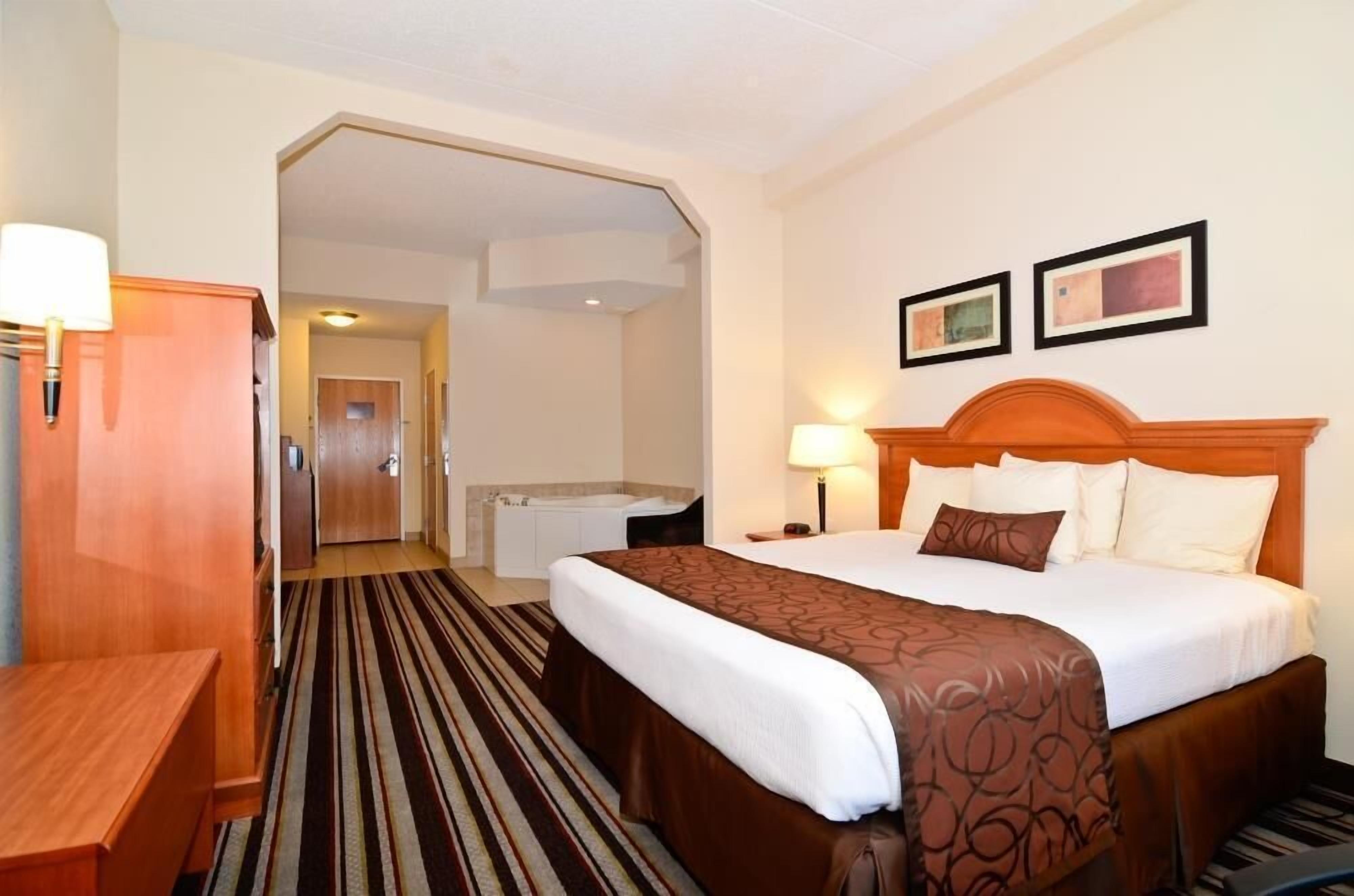 Tallelokero huoneessa, työpöytä, silitysrauta/-lauta