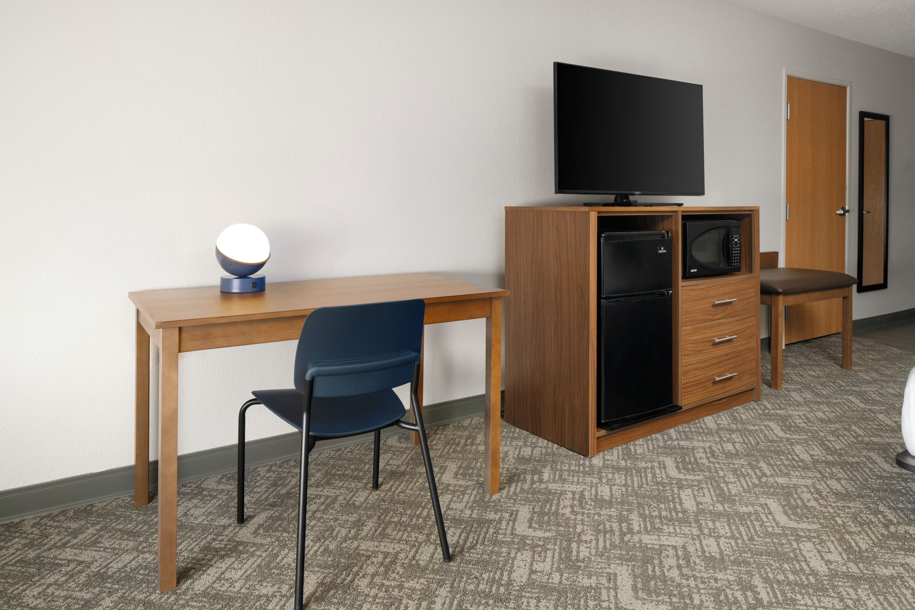 書桌、遮光布/窗簾、熨斗/熨衣板、免費搖籃/嬰兒床