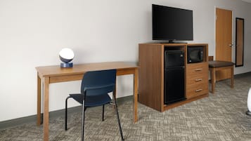 書桌、遮光布/窗簾、熨斗/熨衣板、免費搖籃/嬰兒床