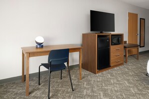 Escritorio, cortinas blackout y tabla de planchar con plancha 