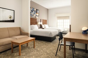 Habitación, 2 camas matrimoniales | Escritorio, cortinas blackout y tabla de planchar con plancha 