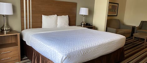 Tallelokero huoneessa, työpöytä, silitysrauta/-lauta