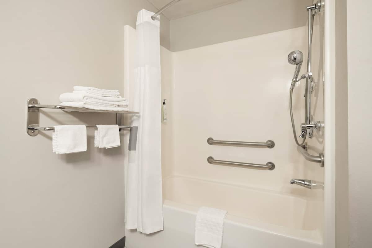 Amenidades de baño gratuitas, secadora de cabello, toallas, jabón