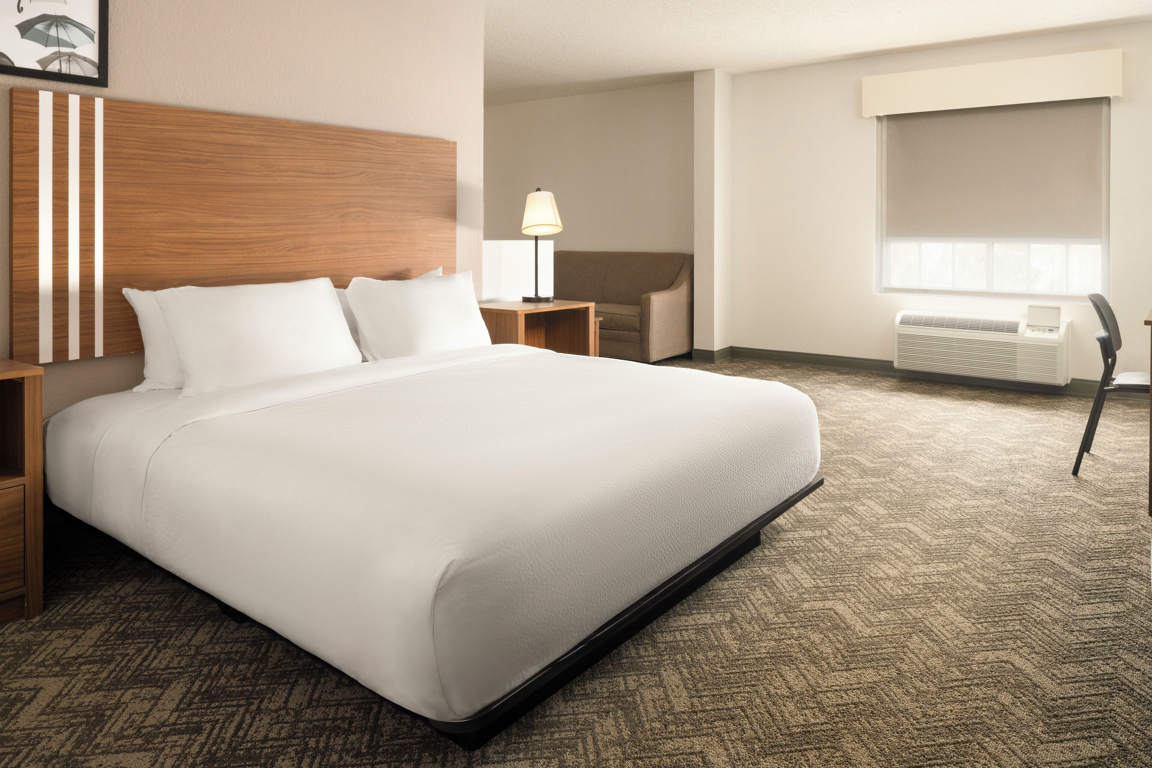 Escritorio, cortinas blackout y tabla de planchar con plancha 