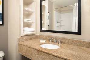 Amenidades de baño gratuitas, secadora de cabello, toallas, jabón 