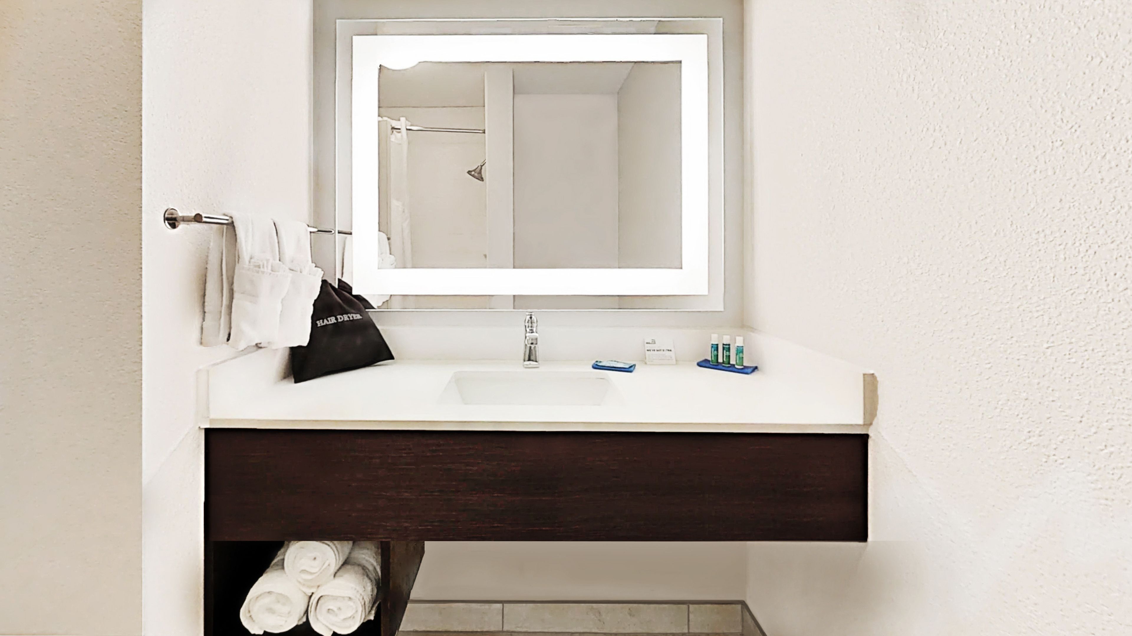 combined shower/bathtub, hair dryer, towels