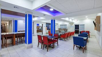 Café da manhã com buffet grátis todos os dias