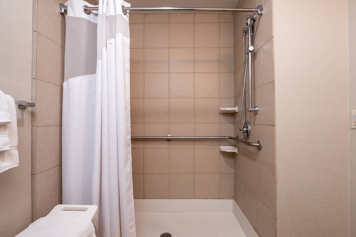 Huone, 1 suuri parisänky, esteetön (Roll-In Shower) | Tallelokero huoneessa, työpöytä, silitysrauta/-lauta