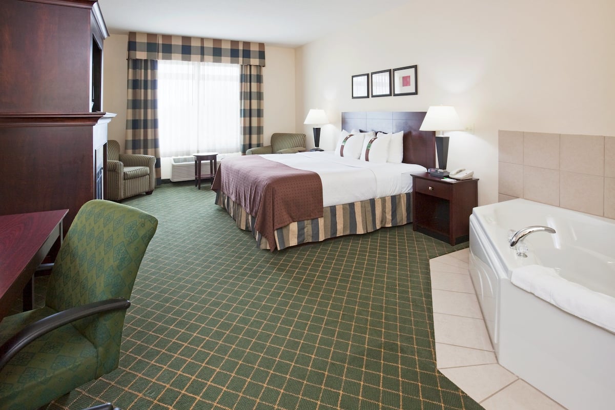 Suite, 1 King Bed, Accessible, Jetted Tub | In-room safe, desk, iron/ironing board, cribs (free)