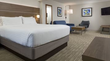 Ropa de cama de alta calidad y caja de seguridad en la habitación