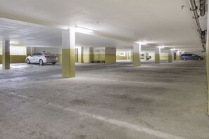 Eine mehrstöckige Parkgarage mit Betonböden und gelben Säulen.