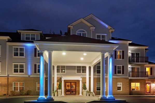 Exterior - Holiday Inn Express Hotel & Suites White River Junction by IHG (White River Junction)