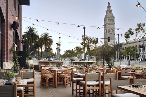 Déjeuner, dîner et souper servis sur place, restaurant en plein air