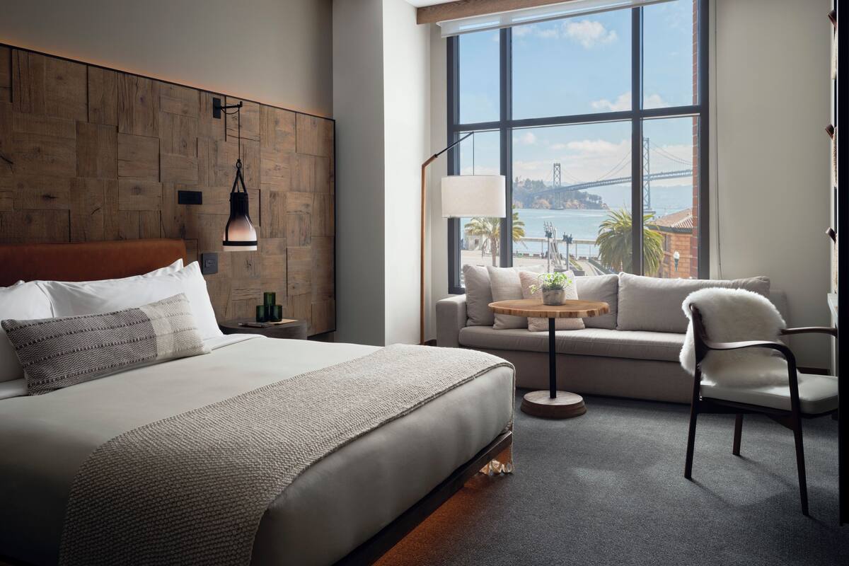 Hochwertige Bettwaren, Daunenbettdecken, Pillowtop-Betten, Minibar