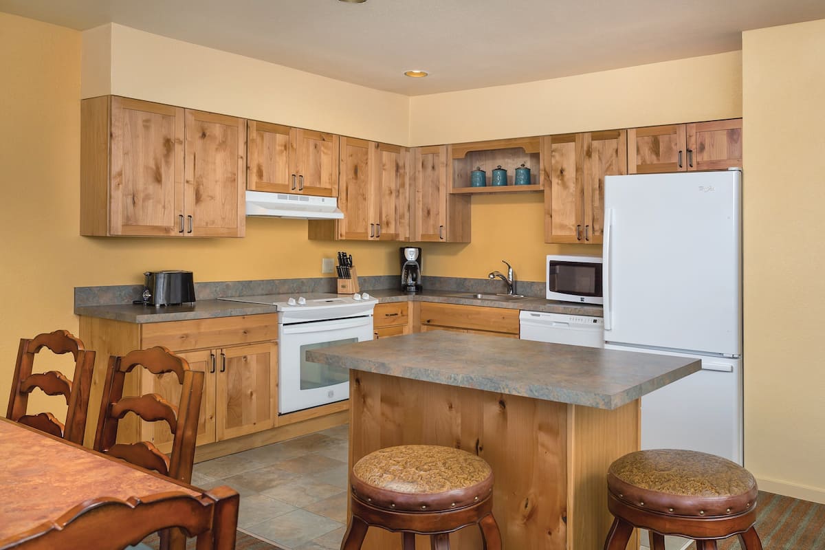 full-sized fridge, microwave, oven, stovetop