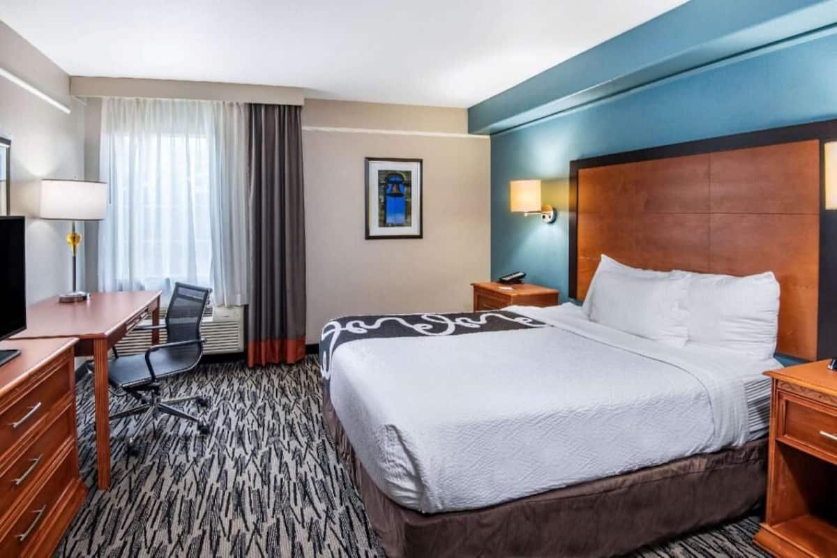 Premium bedding, in-room safe, desk, iron/ironing board