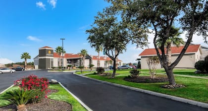 La Quinta Inn by Wyndham San Antonio Brooks City Base