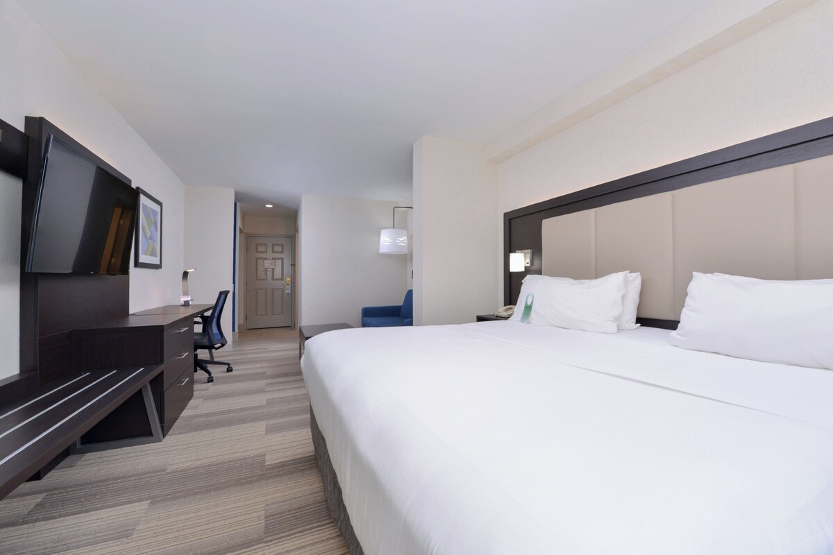 Standard Room, 1 King Bed | Desk, iron/ironing board, cribs (free), WiFi (free)