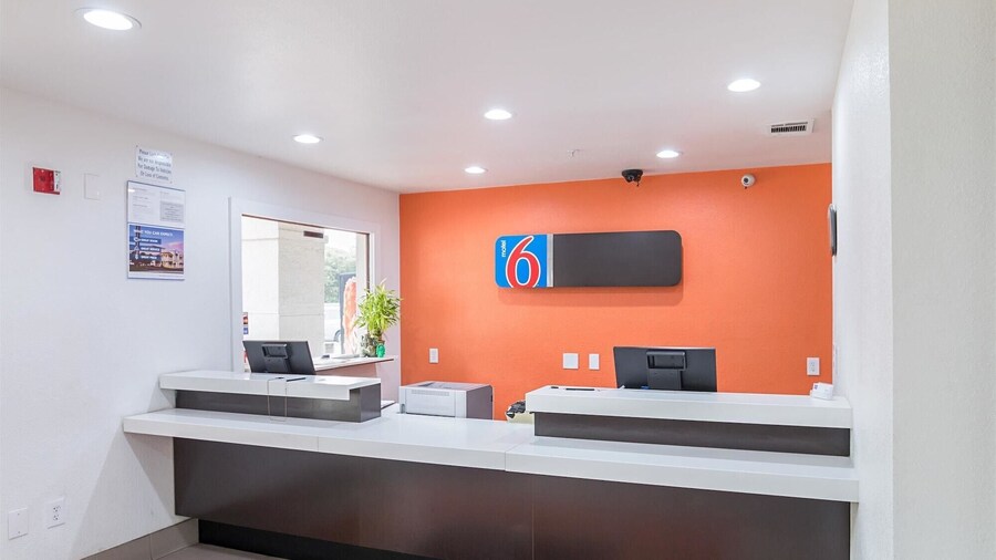 Motel 6 Grand Prairie, TX - Near Six Flags Drive