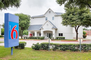 Front of property - Motel 6 Grand Prairie, TX - Near Six Flags Drive (Grand Prairie)