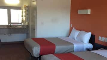 Tabla de planchar con plancha, wifi gratis y ropa de cama