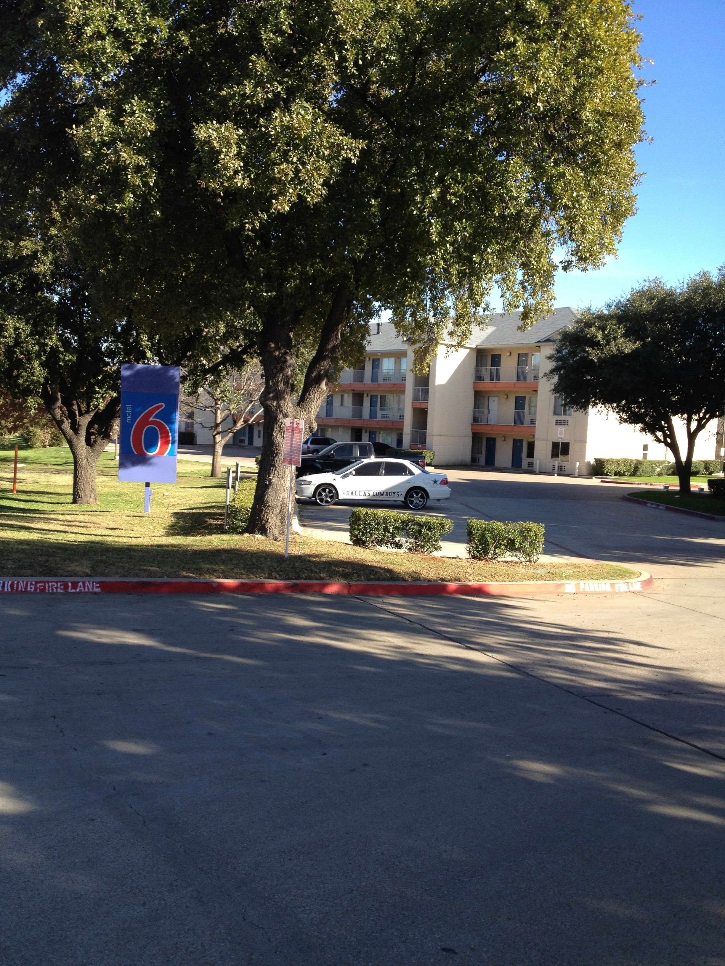 مواقف سيارات مجانية