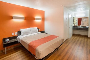 Tabla de planchar con plancha, wifi gratis y ropa de cama 